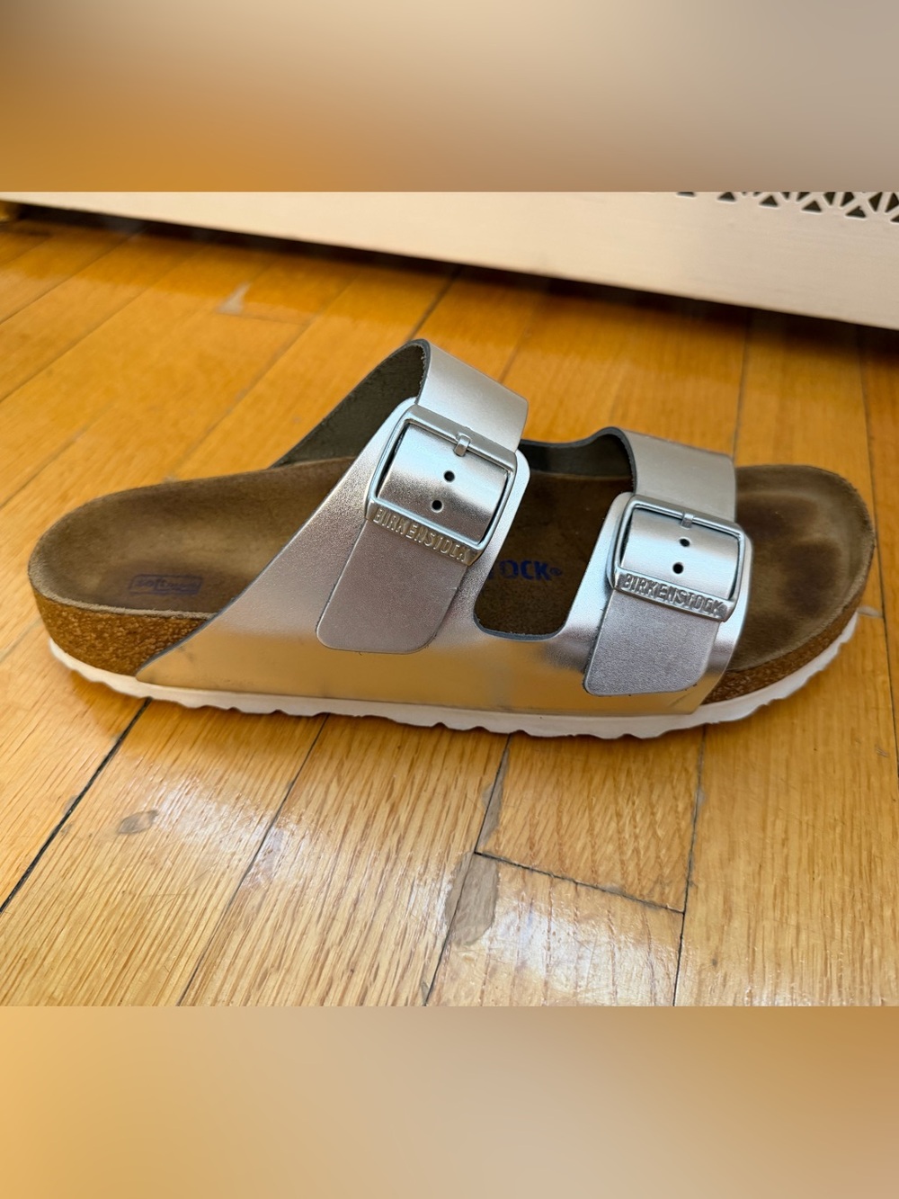 Birkenstock women’s Metallic Silver Arizona Sandal, softbed, size 41 narrow - Picture 4 of 9